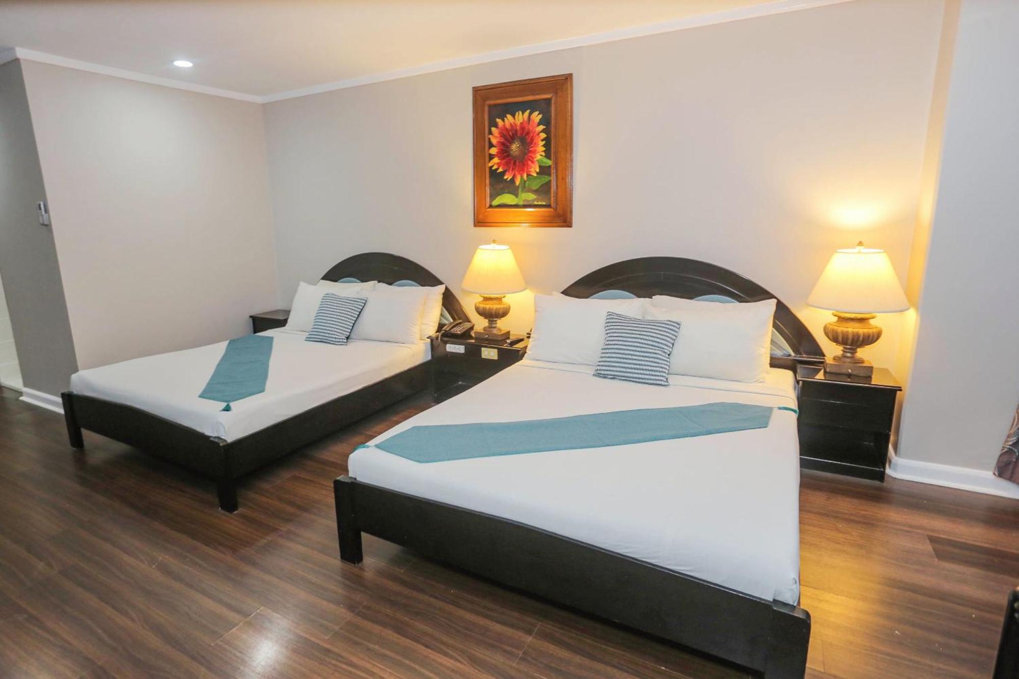 Holiday Plaza Hotel - סבו מראה חיצוני תמונה